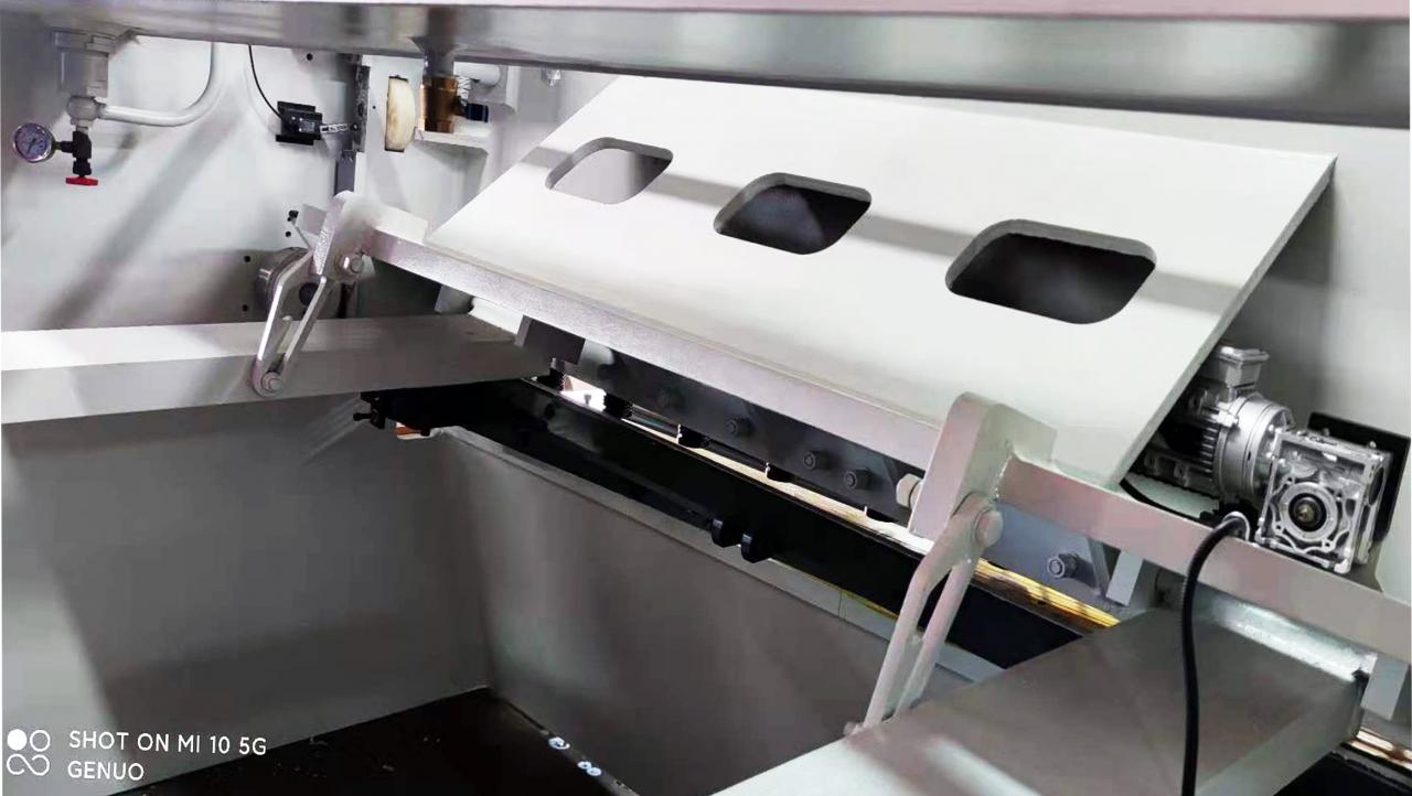 เครื่องตัดไฮดรอลิก Qc11k และเครื่องตัดกระดาษสำหรับตัดแผ่นโลหะ